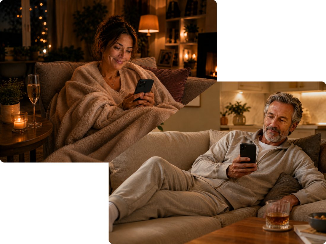 Eine Frau und ein Mann, jeder für sich zu Hause auf dem Sofa, schauen abends entspannt auf ihr Handy – so beginnt die Suche nach einem Menschen bei Amorazza.